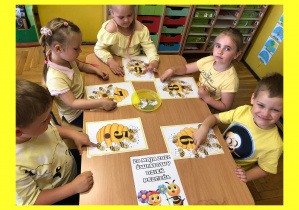 Dzieci z Jeżyków biorą udział w zabawach związanych z pszczołami